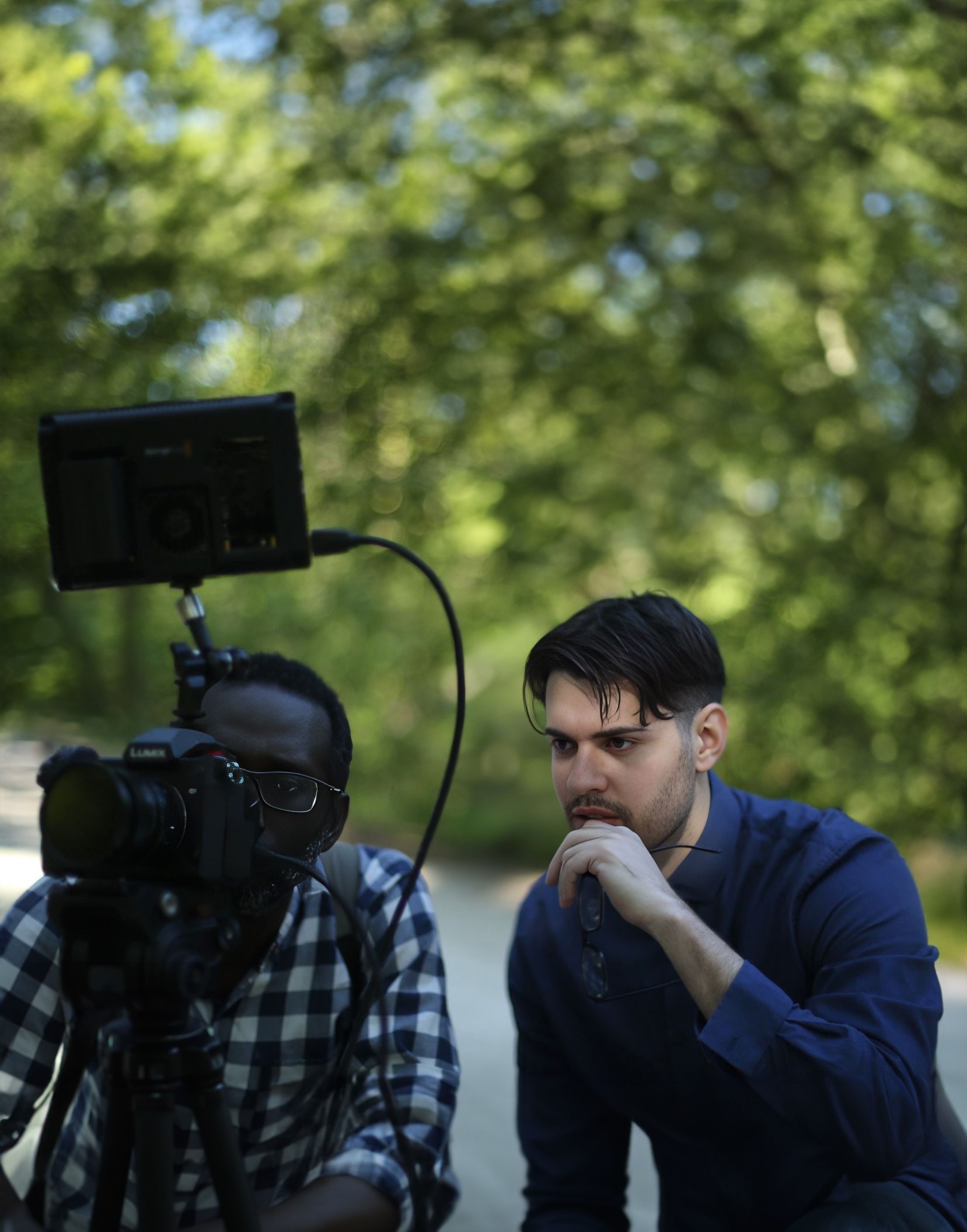 Maxime, réalisateur professionnel de bandes démo pour comédiens, avec équipement cinéma